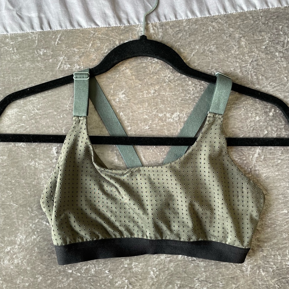SPORTS BRA